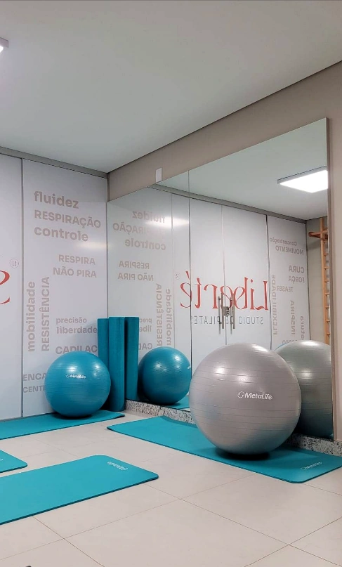 Sala com bolas e tapetes